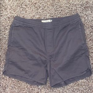 grey shorts